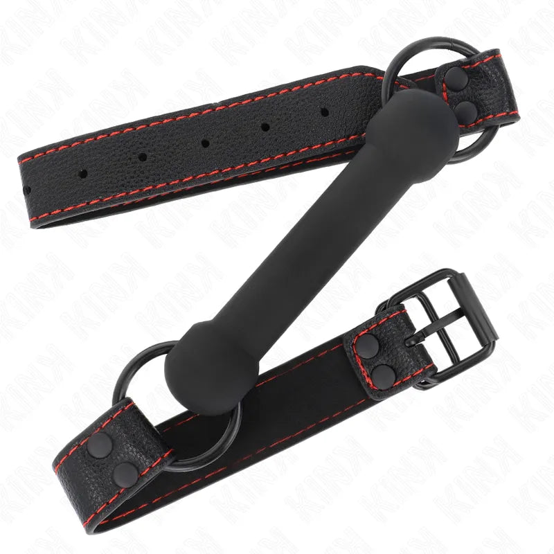Gag BDSM en silicone noir, bretelles ajustables noires avec coutures rouges, boucle métallique, hypoallergénique et sécurisé.