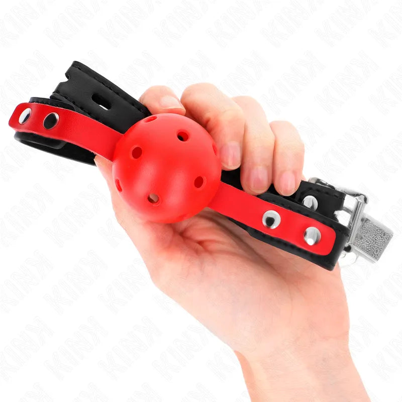 Gag BDSM en silicone rouge avec bretelles noires réglables, boule perforée pour respirabilité, design confortable et hygié...