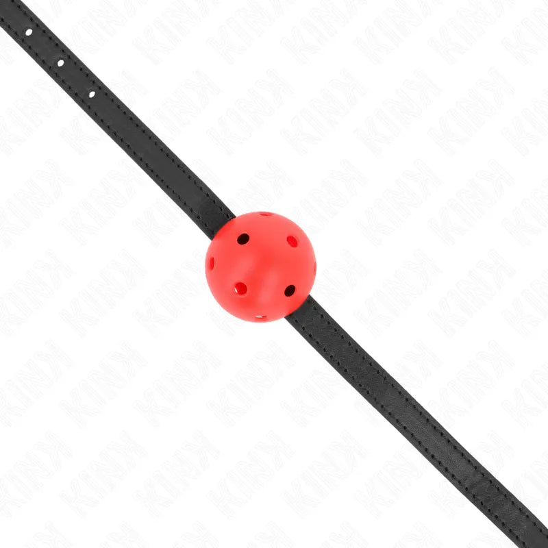 Gag BDSM silicone rouge avec sangles noires ajustables, design ergonomique et hypoallergénique pour confort et sécurité.