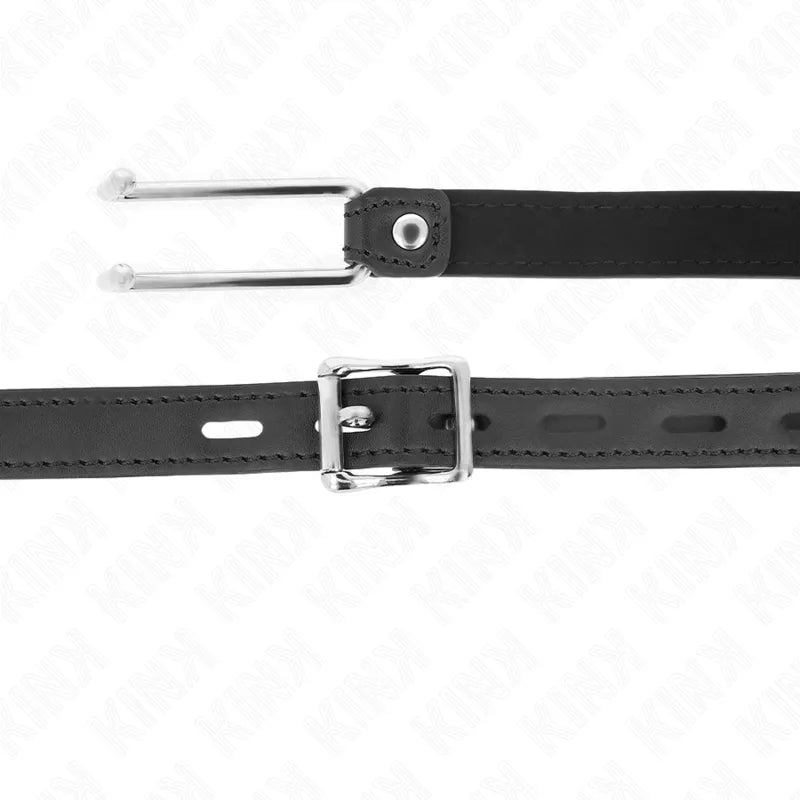 Gag BDSM silicone noir ajustable avec boucle métallique, design ergonomique et discret, qualité supérieure.