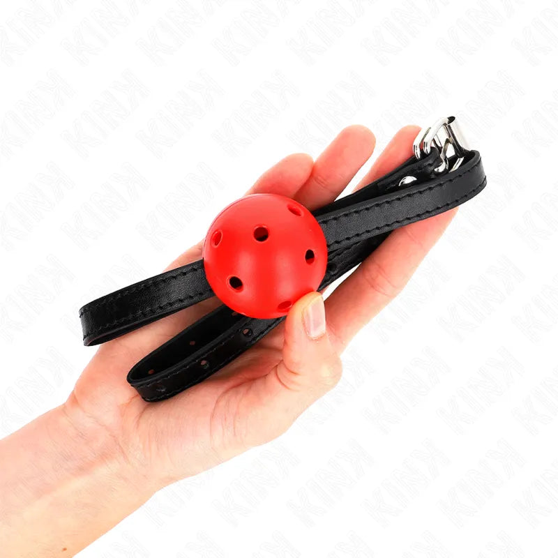 Gag BDSM en silicone rouge avec sangles noires ajustables, design ergonomique et élégant pour confort et sécurité.