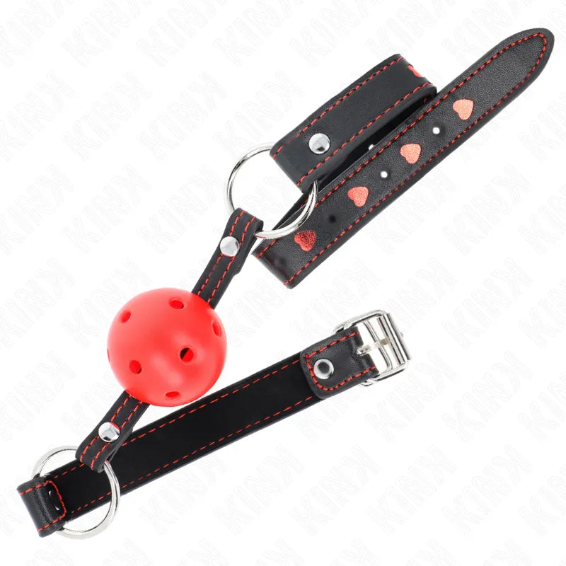 Gag BDSM en silicone rouge avec lanières noires ajustables, coutures rouges, boucles métalliques, design ergonomique.