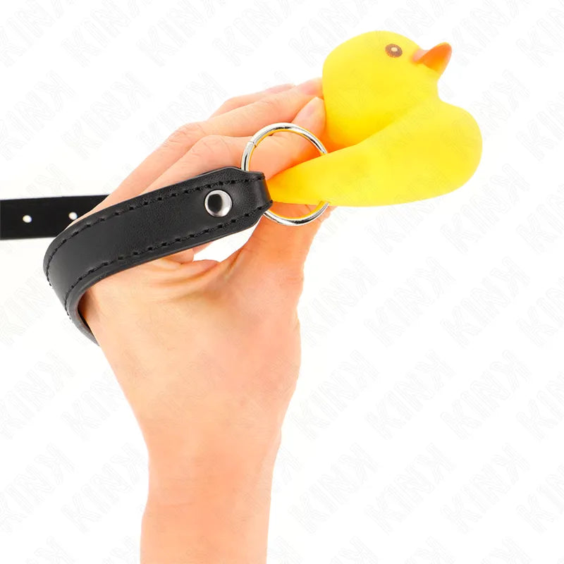 Gag BDSM silicone jaune canard, sangle noire ajustable, ergonomique, hypoallergénique, confortable et discret.