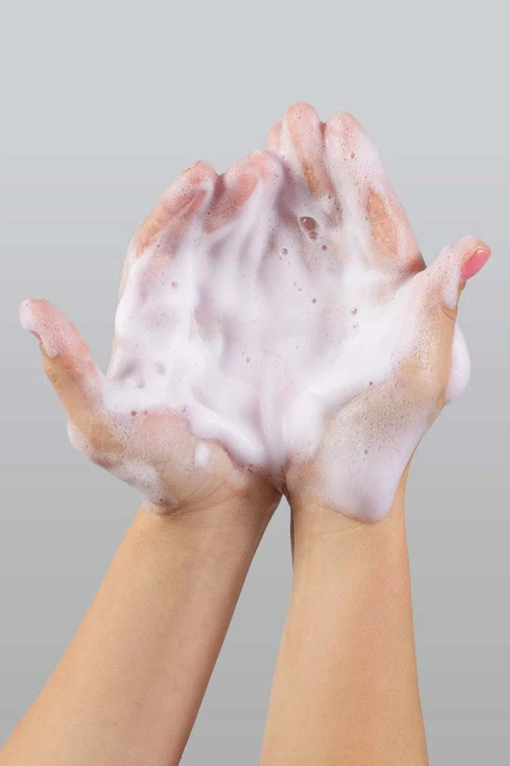 Gel douche moussant anticellulite végétal, mousse blanche onctueuse dans mains, hydratant et revitalisant.