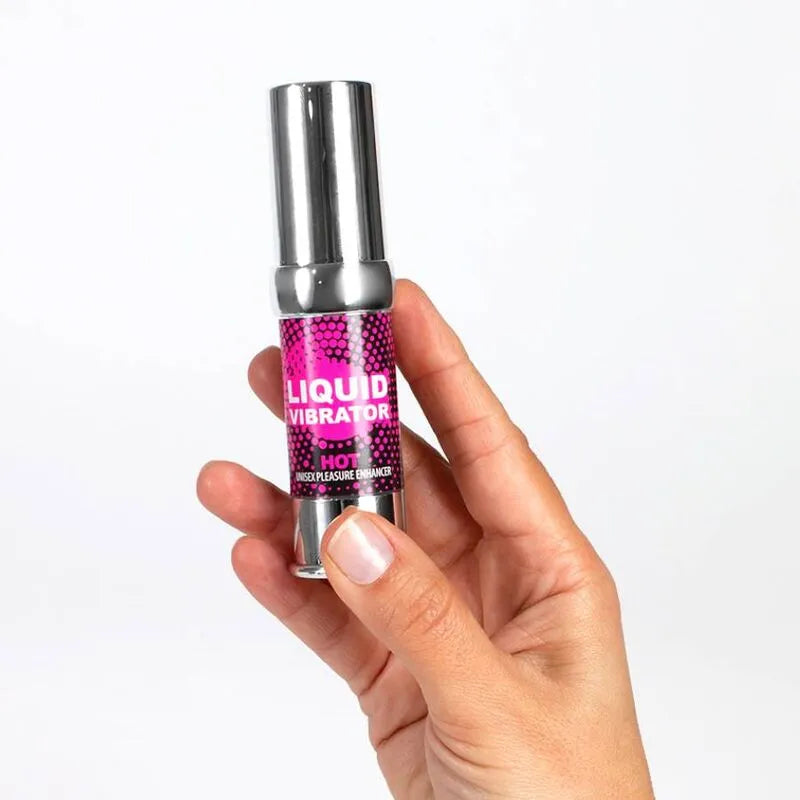 Flacon argenté de gel intime chauffant fraise vegan, format nomade 15ml, avec bouchon airless, tenu en main.