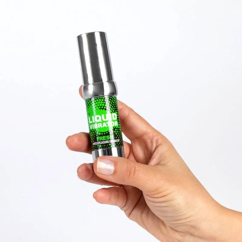 Flacon de gel intime stimulant effet froid menthe, design argenté et vert, tenu dans une main, unisexe et végétalien.
