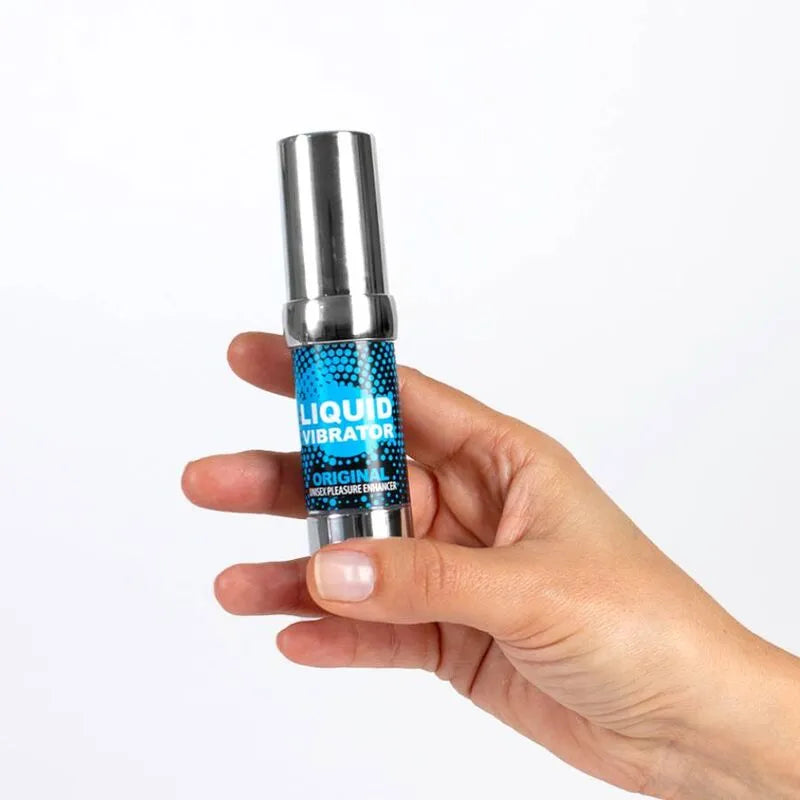 Flacon argenté de gel intime stimulant unisexe naturel, étiquette bleue, tenu en main, fond blanc.