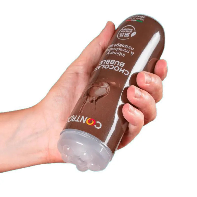 Gel massage chocolat hydratant, flacon marron 200ml, capuchon sphères massantes, main tenant le produit.