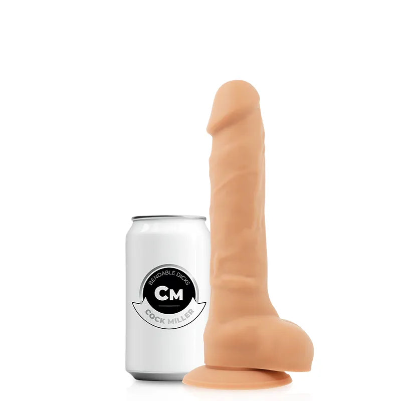 Gode articulable silicone double densité beige, réaliste, ventouse, à côté d'une canette pour échelle.