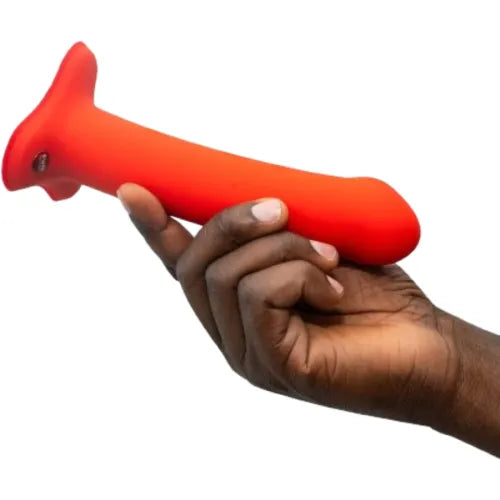Gode ceinture rouge en silicone médical hypoallergénique, forme ergonomique, ventouse, tenu en main.