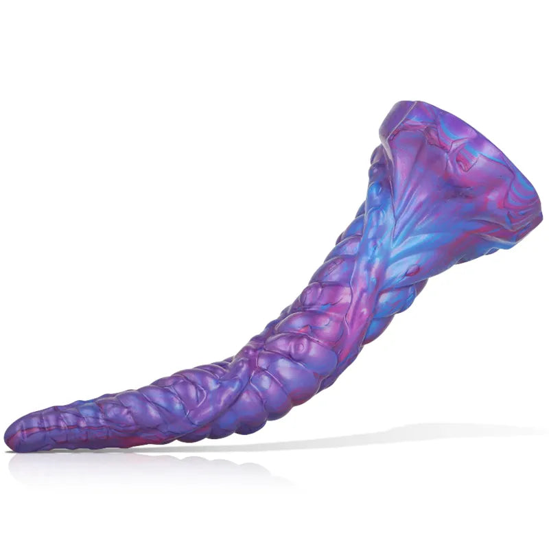 Gode en silicone liquide Nokken violet, texture réaliste, ventouse puissante, design inspiré de la mythologie scandinave.