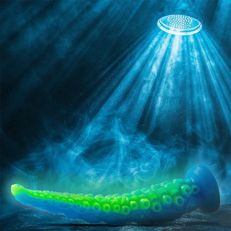 Gode en silicone vert et bleu, inspiré mythologie grecque, forme tentacule, base stable, design ergonomique et esthétique.