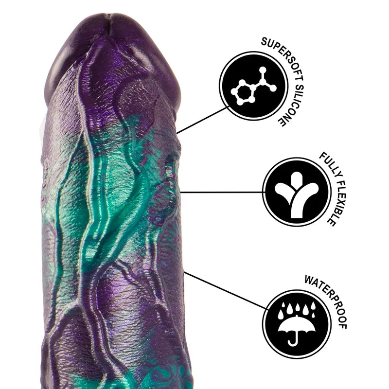 Gode en silicone Basilisk, violet et vert, texture réaliste, détails sculptés, inspiré mythologie grecque, haute qualité.