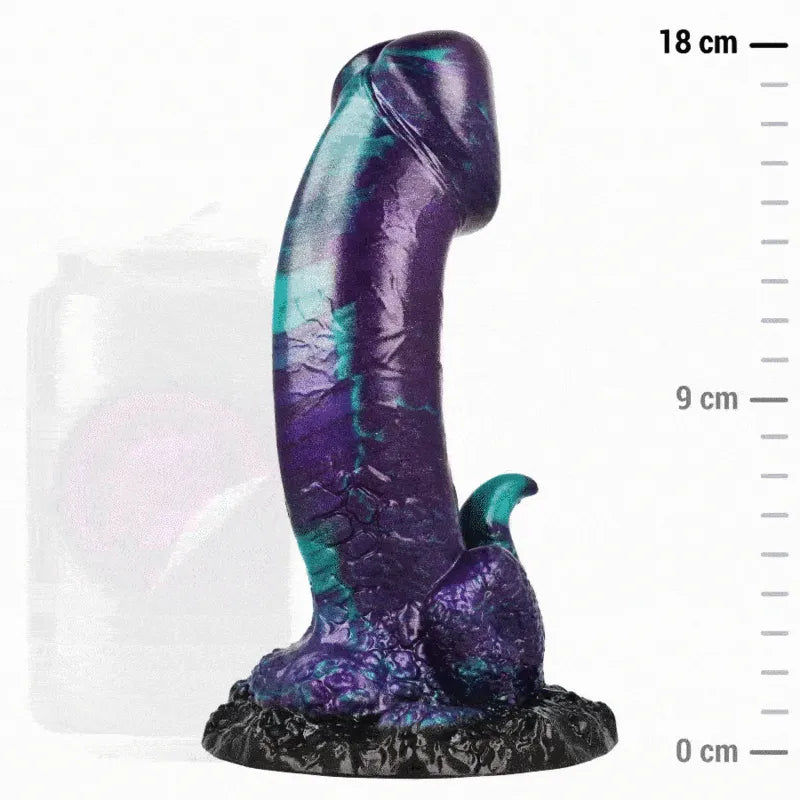 Gode en silicone violet et turquoise, design mythologique grec, stimulation intense, dimensions 18 cm, base texturée.