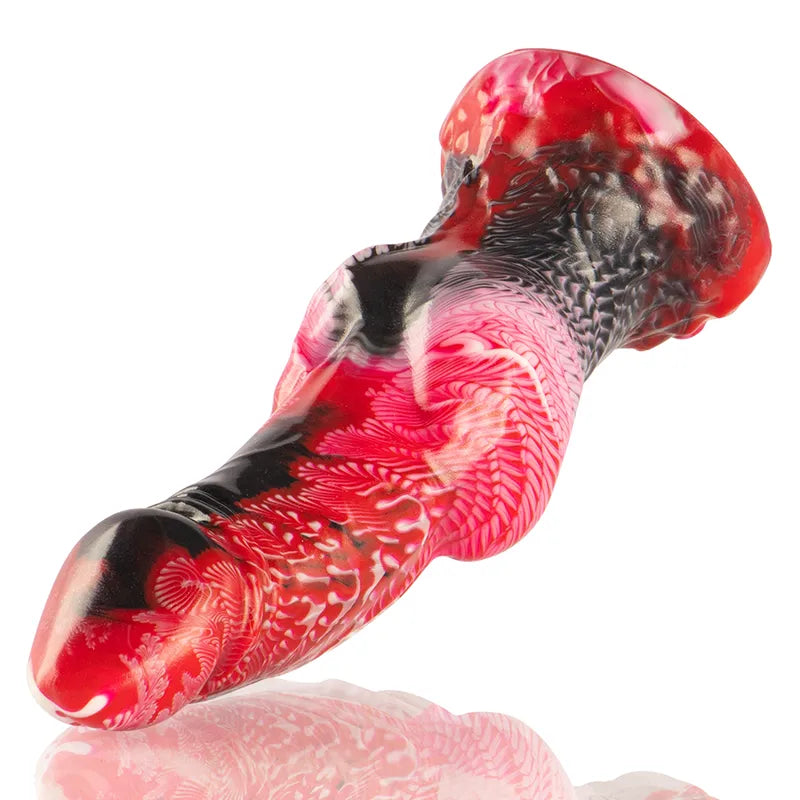 Gode silicone réaliste, texture mythologie grecque, courbes rouges et noires, base large, longueur totale 220mm.