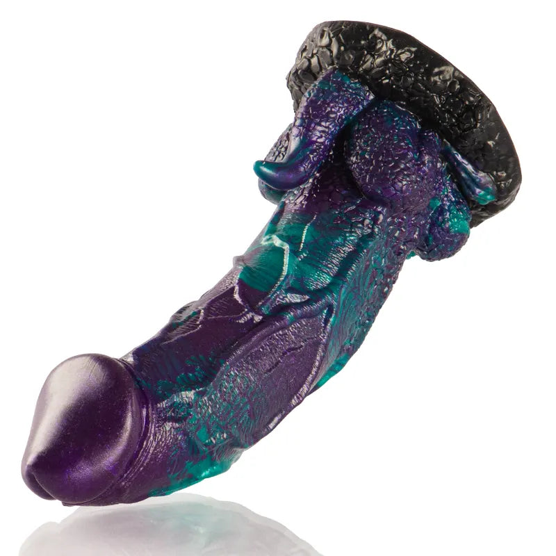 Gode en silicone Basilisk, violet et vert, texture réaliste, détails sculptés, inspiré mythologie grecque, haute qualité.