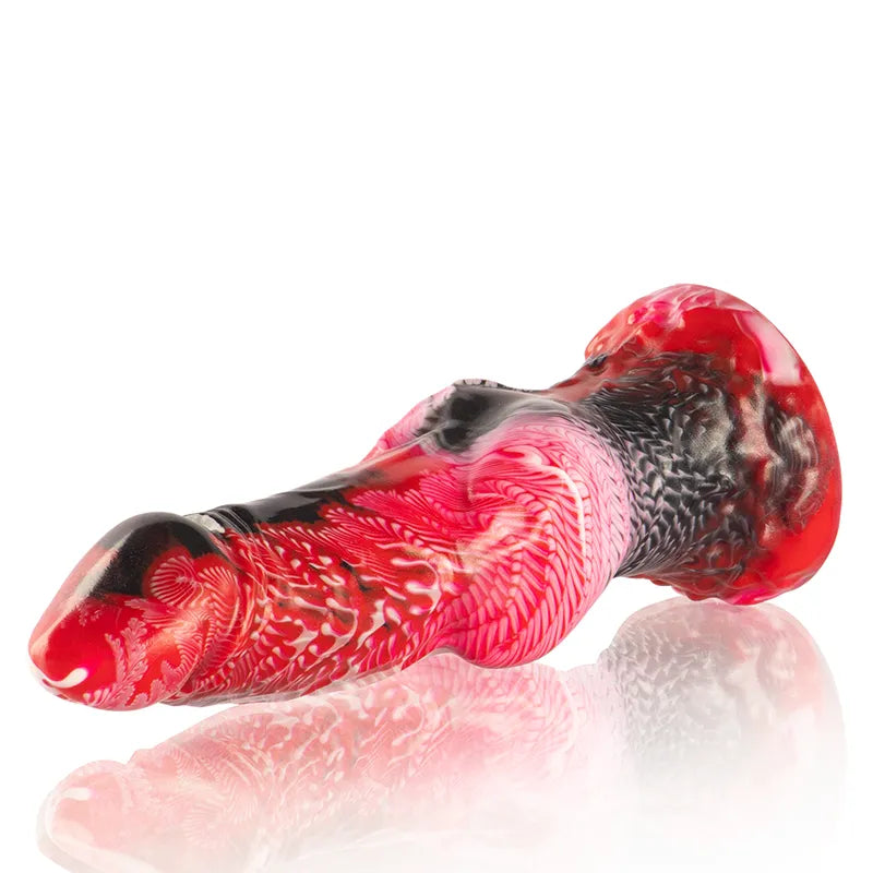 Gode silicone réaliste, texture mythologique grecque, rouge et noir, courbes naturelles, base large, longueur 220mm.