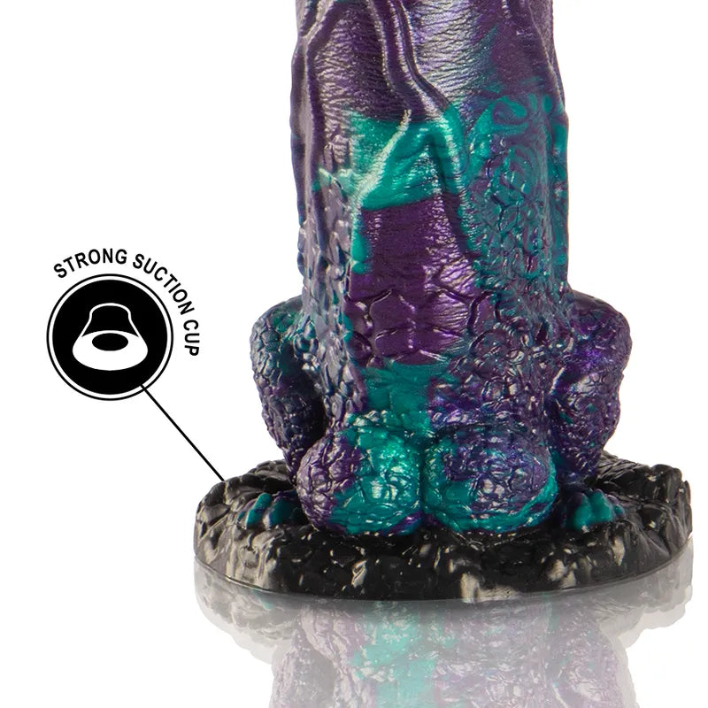 Gode en silicone Basilisk, teintes violettes et vertes, texture réaliste, détails sculptés, base ventouse solide.