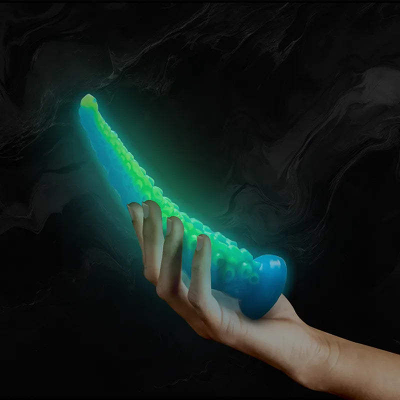 Gode silicone vert et bleu, inspiré mythologie grecque, forme ergonomique, pointe fine, base stable, design épique.