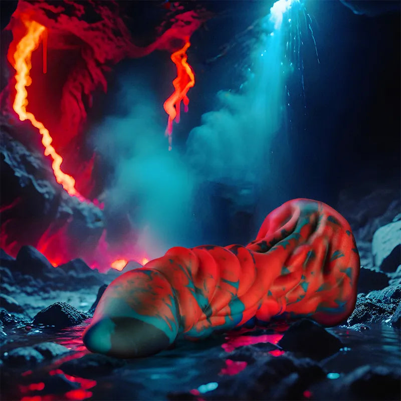 Gode silicone mythologie grecque, rouge texturé, forme réaliste, vibrations télécommandées, fond grotte lumineuse.