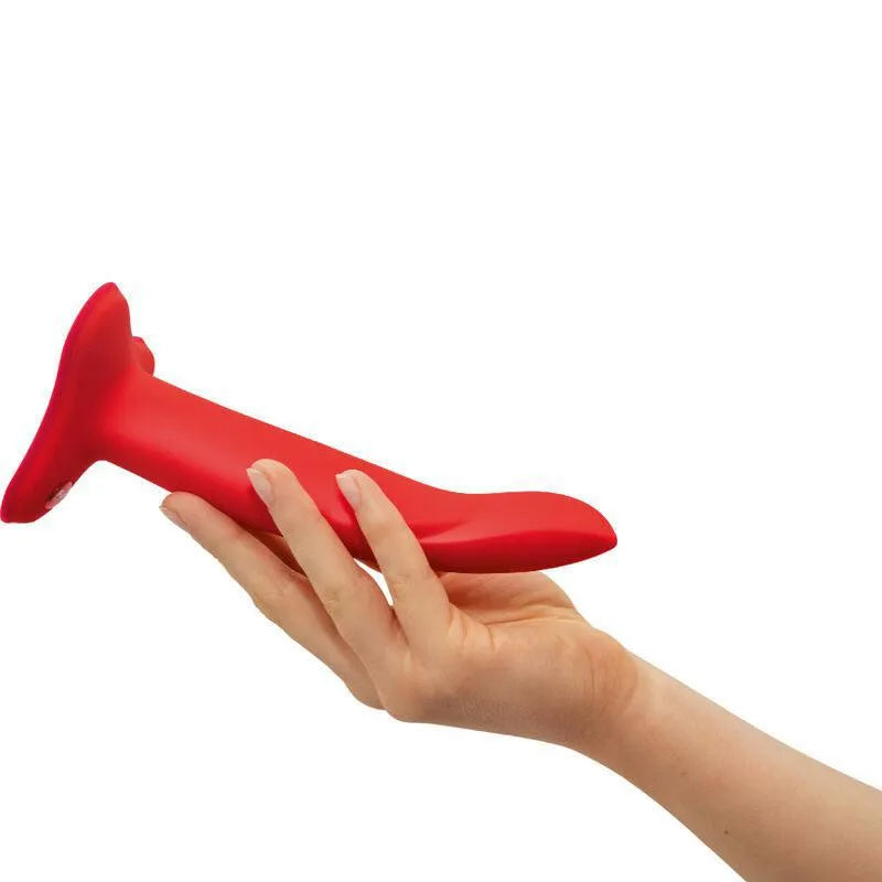 Gode flexible rouge avec ventouse, tige fine et pointe effilée, idéal pour massage précis du point G, compatible harnais.