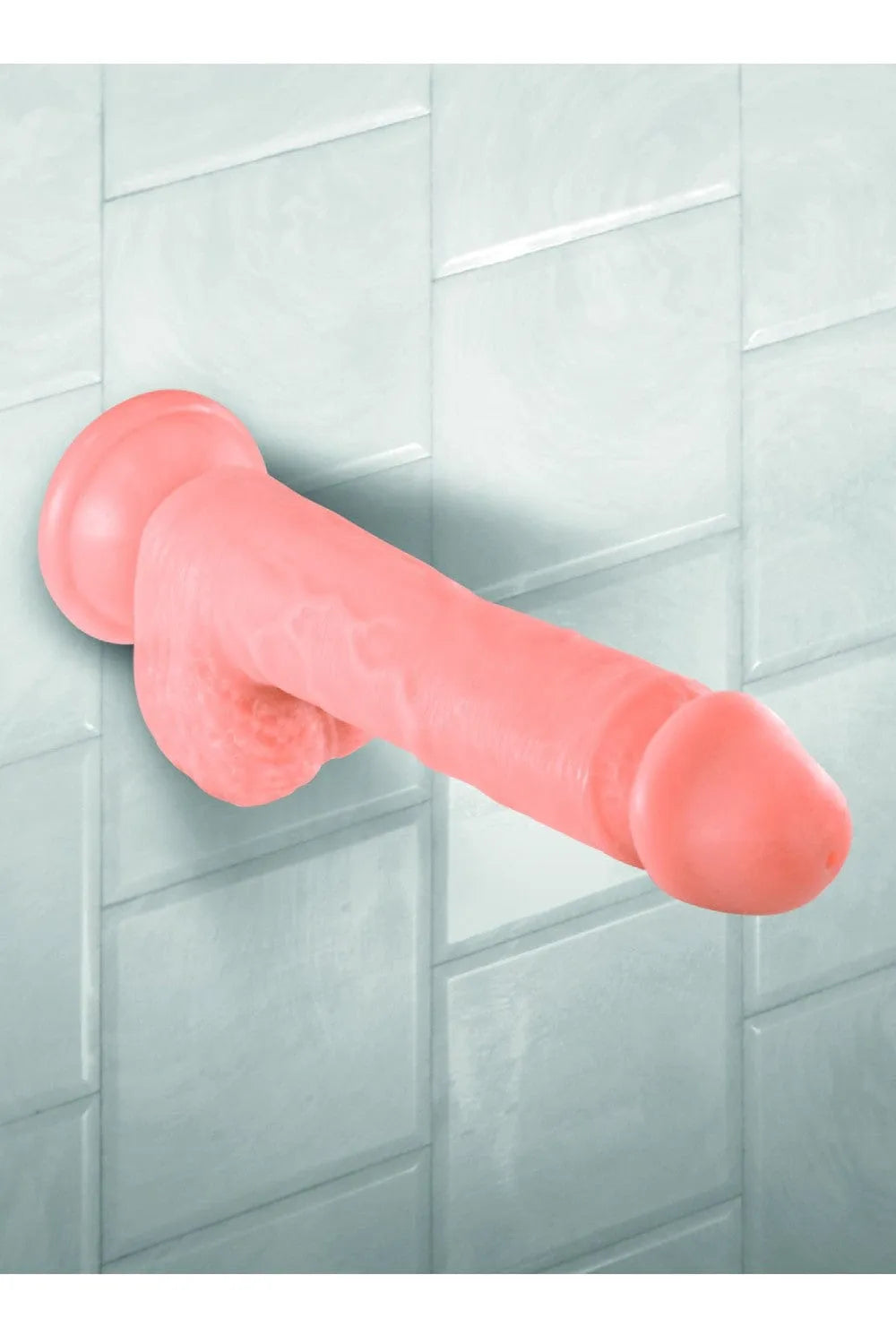 Gode réaliste rose avec ventouse, texture peau, 21,5 cm, silicone hypoallergénique, sur fond de carrelage blanc.
