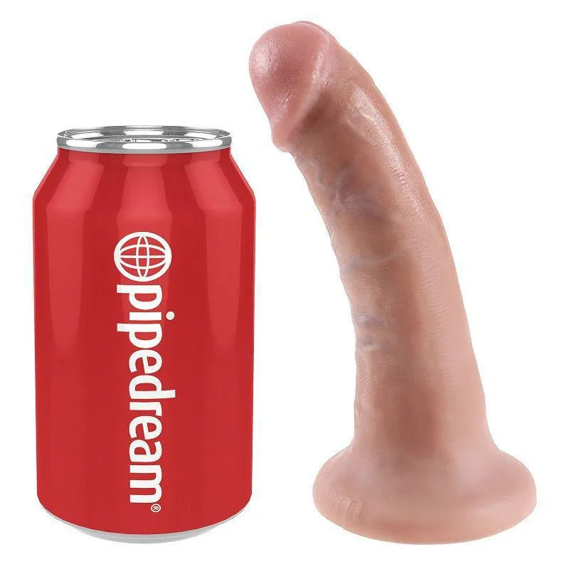 Gode réaliste King Cock veiné texturé avec ventouse, couleur chair, à côté d'une canette pour comparaison de taille.