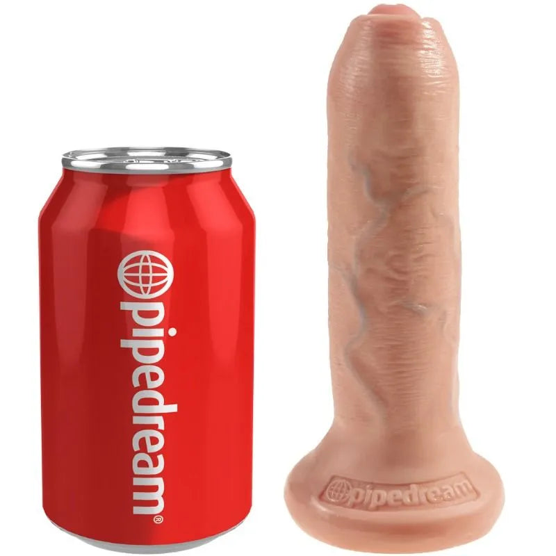 Gode réaliste beige prépuce rétractable, double densité, ventouse puissante, à côté d'une canette rouge pour échelle.