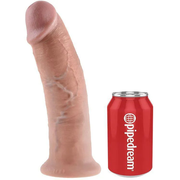 Gode réaliste en silicone beige avec ventouse, détails sculptés, comparé à une canette rouge pour l'échelle.