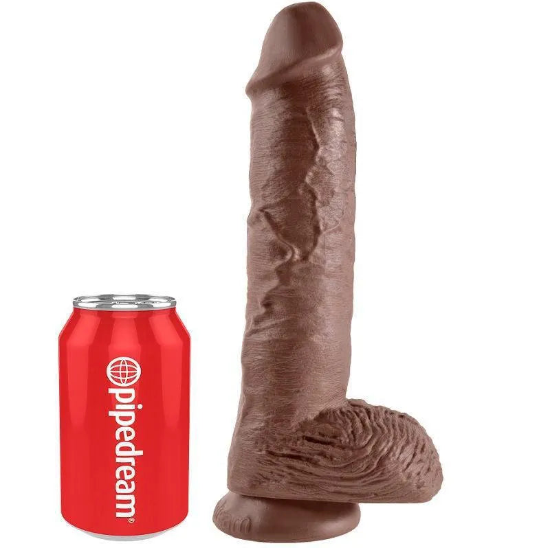 Gode réaliste marron sculpté main avec ventouse, détails veines, taille comparée à une canette rouge, hypoallergénique.