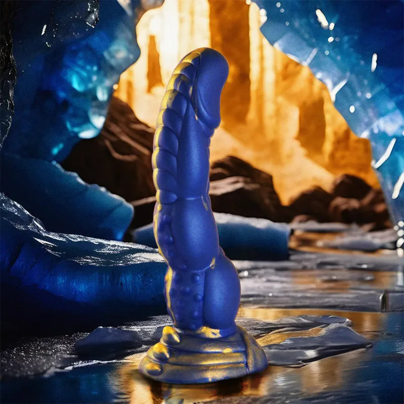 Gode silicone bleu Poséidon, texturé et réaliste, inspiré mythologie grecque, posé sur fond océanique lumineux.