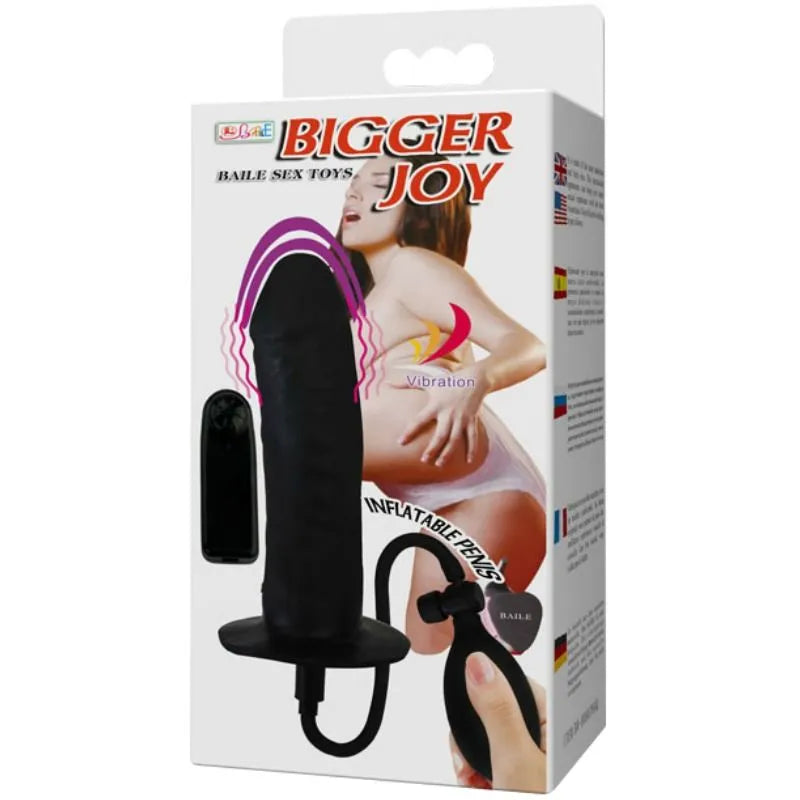 Gode vibrant noir en latex avec ventouse, veines et testicules texturés, pompe à air et vibrations réglables, sur emballage.
