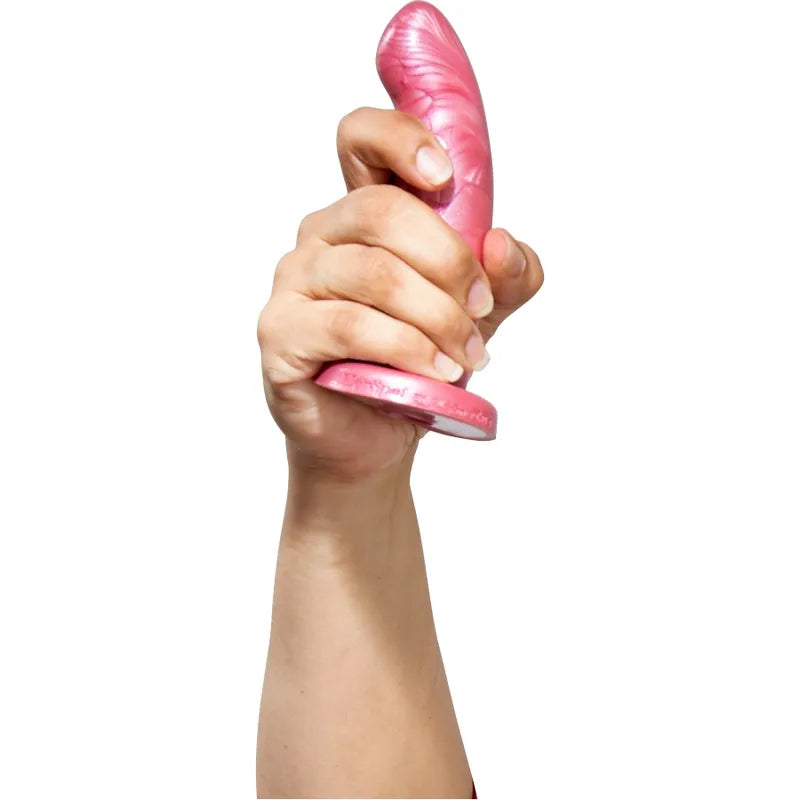 Godemichet rose incurvé en silicone platine, ergonomique, pour stimulation du point G, tenu en main.