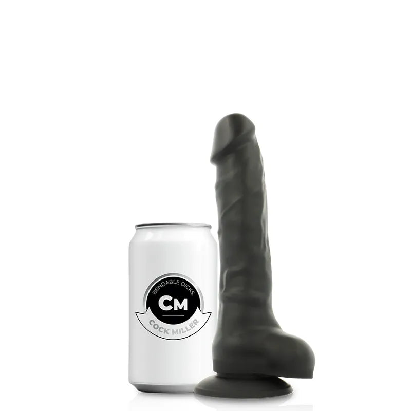 Godemichet noir articulable en silicone double densité avec harnais cuir, à côté d'une canette pour échelle.