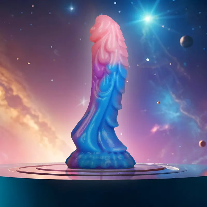 Godemichet silicone multicolore inspiré mythologie grecque, design courbes sensuelles, fond cosmique étoilé.