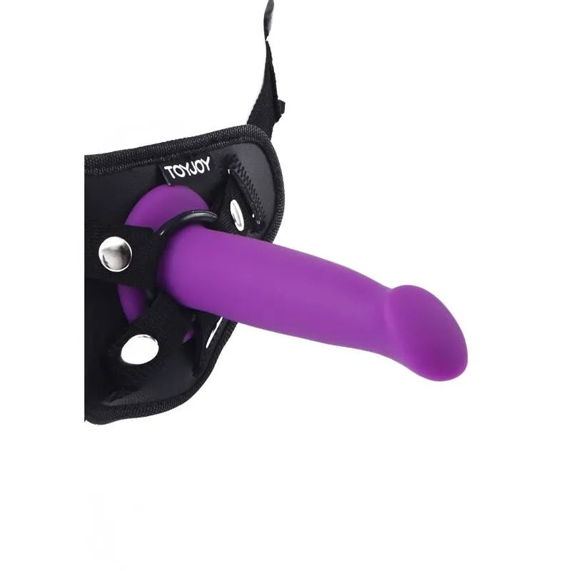 Godemichet violet en silicone médical avec ventouse, 12 cm, texture réaliste, fixé sur harnais noir pour stimulation intense.