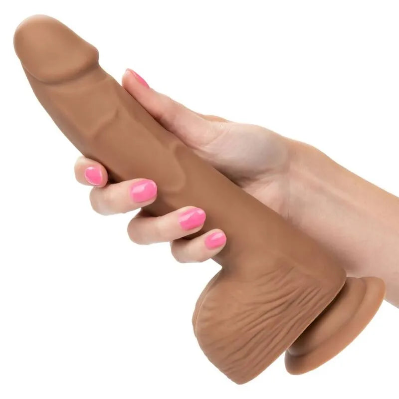 Godemichet silicone réaliste marron 8 pouces avec ventouse, texture souple, flexible, tenu par une main.