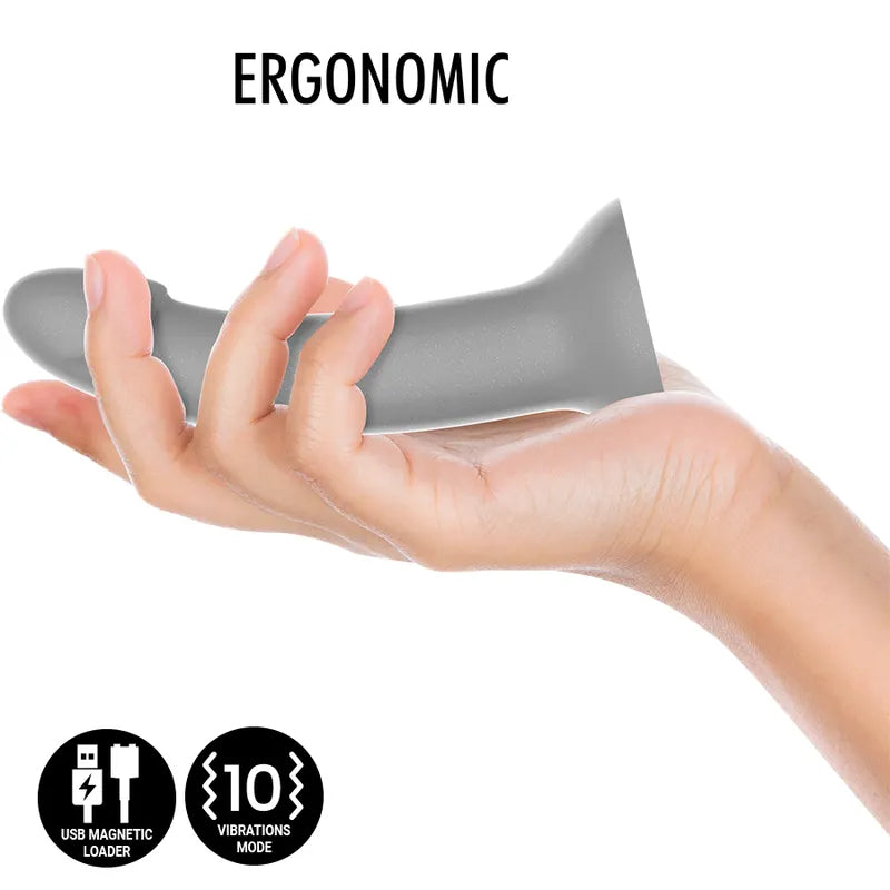 Godemichet vibrant argenté en silicone médicale, forme ergonomique, compatible harnais, avec chargeur magnétique inclus.