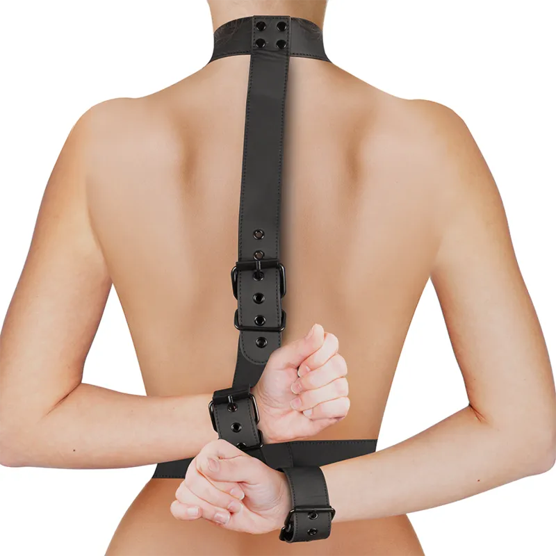 Harnais BDSM noir en cuir végétalien ajustable, sans nickel, avec boucles renforcées, porté sur un dos nu.