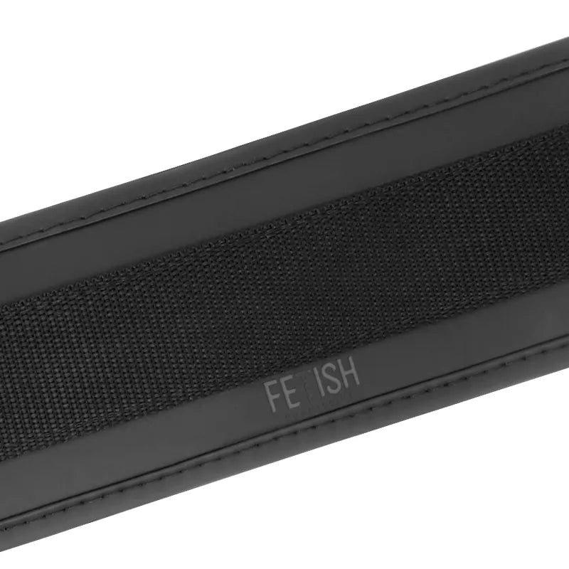 Harnais BDSM néoprène noir, sangles ajustables, cuir vegan, métal sans nickel, confort et robustesse pour levrette.