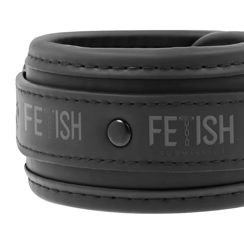 Ensemble BDSM vegan noir, harnais cervical rembourré, lanières ajustables, cuir vegan, confort et sécurité.