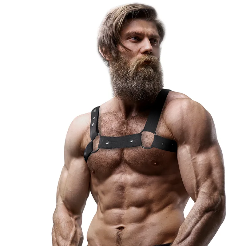 Homme portant harnais poitrine cuir végétalien noir, design Sévillan, bretelles ajustables, silhouette moderne, torse musclé.