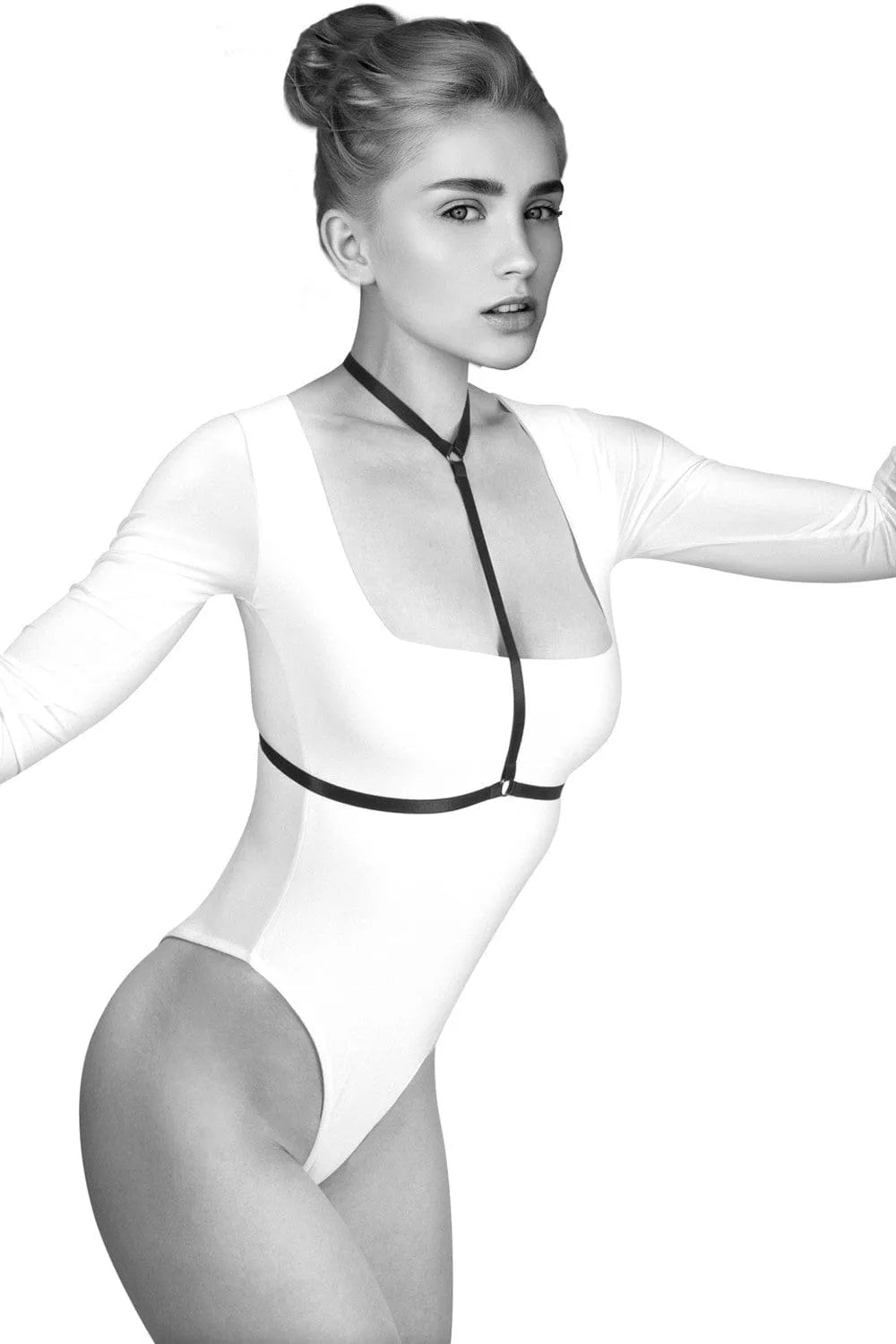 Harnais noir extensible Pamela sur mannequin, design élégant et ajustable, style bondage féminin, lingerie audacieuse.