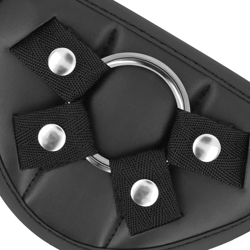 Harnais noir avec anneau métallique et boutons pression, conçu pour gode réaliste en silicone hypoallergénique.