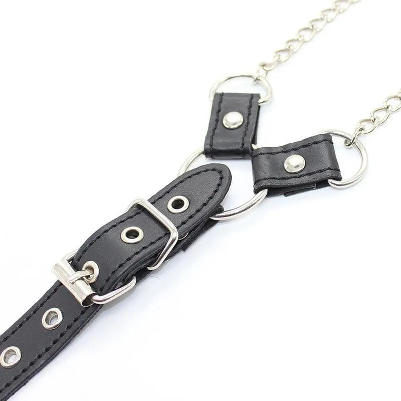 Harnais pinces sexuelles en simili cuir noir avec chaînes métalliques, ajustable, élégant et durable pour moments intimes.