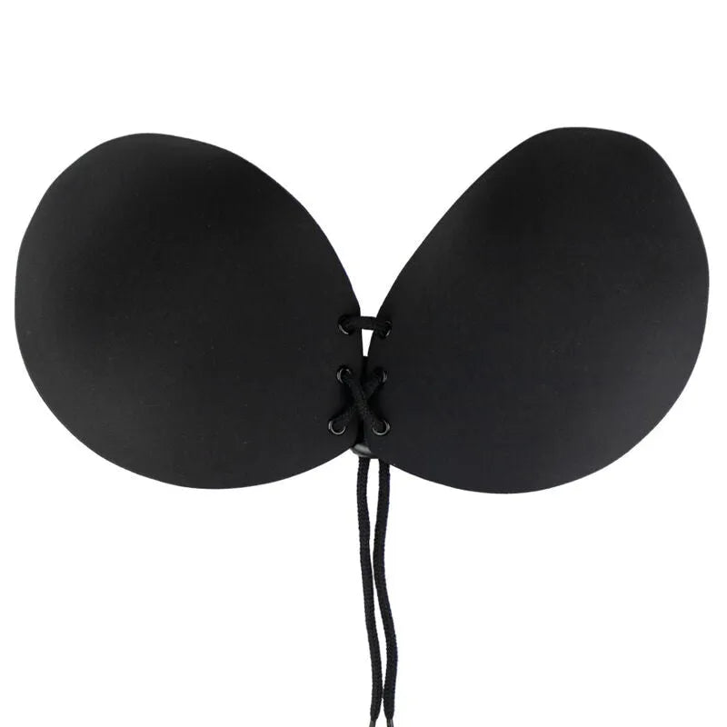 Soutien-gorge adhésif noir sans bretelles, coupelles lisses avec fermoir à lacets pour décolleté ajustable et invisible.