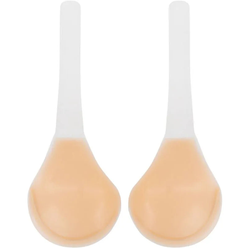 Élévateurs poitrine silicone beige avec sangle transparente, invisibles et réutilisables pour soutien et décolleté sculptant.