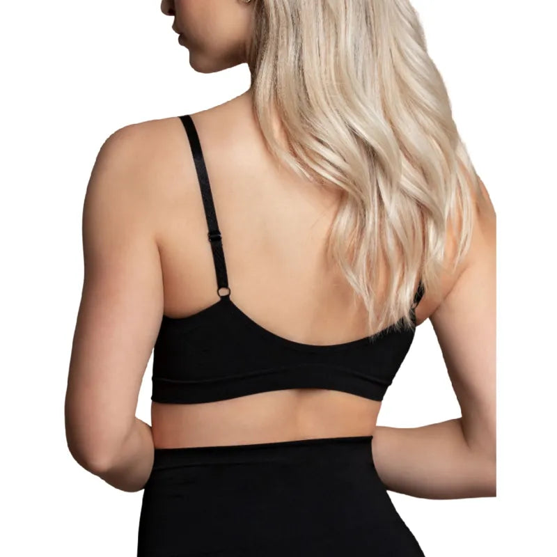 Femme portant un soutien-gorge noir sans couture, dos visible, confort et maintien moyen, idéal pour usage quotidien.