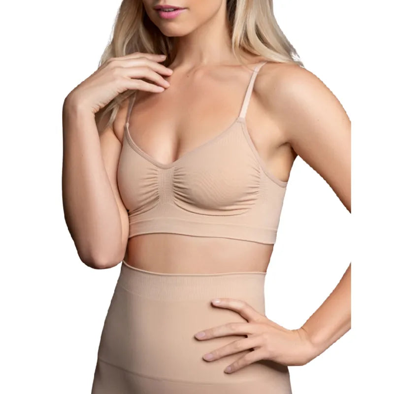 Femme portant un soutien-gorge beige sans couture, contrôle moyen, lisse, confort optimal, en polyamide et élasthanne.