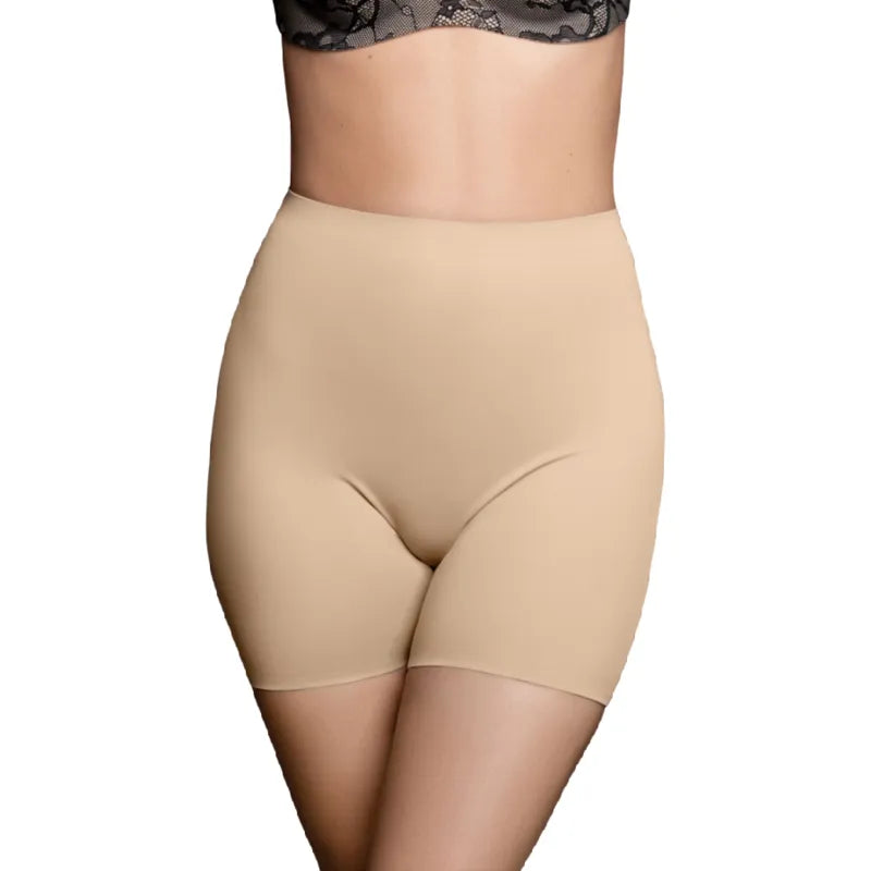 Short invisible beige Bye Bra, mi-taille, longueur cuisse, contrôle léger, microfibre douce et élastique.